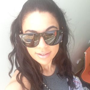 Meet your Posher, Ebony